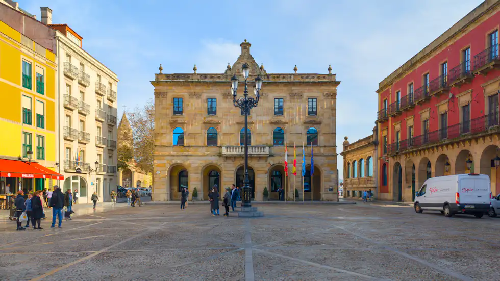 Plaza Mayor de Gijón con el edificio del ayuntamiento y las fachadas de colores